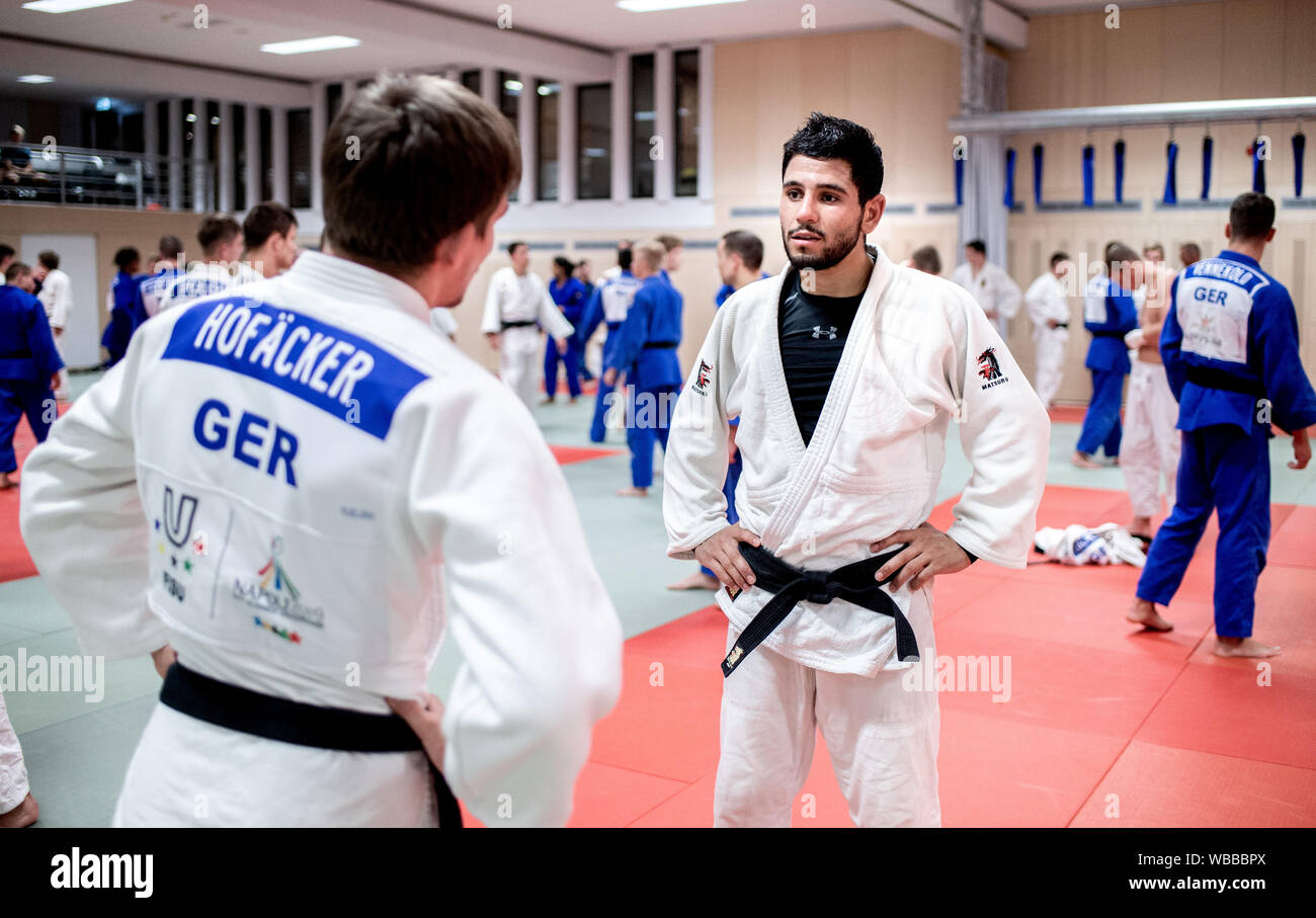 Hannover, Deutschland. 20 Aug, 2019. Tarife Badawi (r), Flüchtling aus Syrien und Kampfkünstler, spricht mit seinen trainingspartner Sebastian Hofäcker während das Judo Training in der Halle am Olympiastützpunkt Niedersachsen. Der Sportler des Braunschweiger Judo Club beginnt für die Internationale Föderation, die zum ersten Mal sendet ein Team von Flüchtlingen nach Tokio für die Weltmeisterschaften. Die Wm wird als Test für die Olympischen Spiele angesehen. Credit: Hauke-Christian Dittrich/dpa/Alamy leben Nachrichten Stockfoto