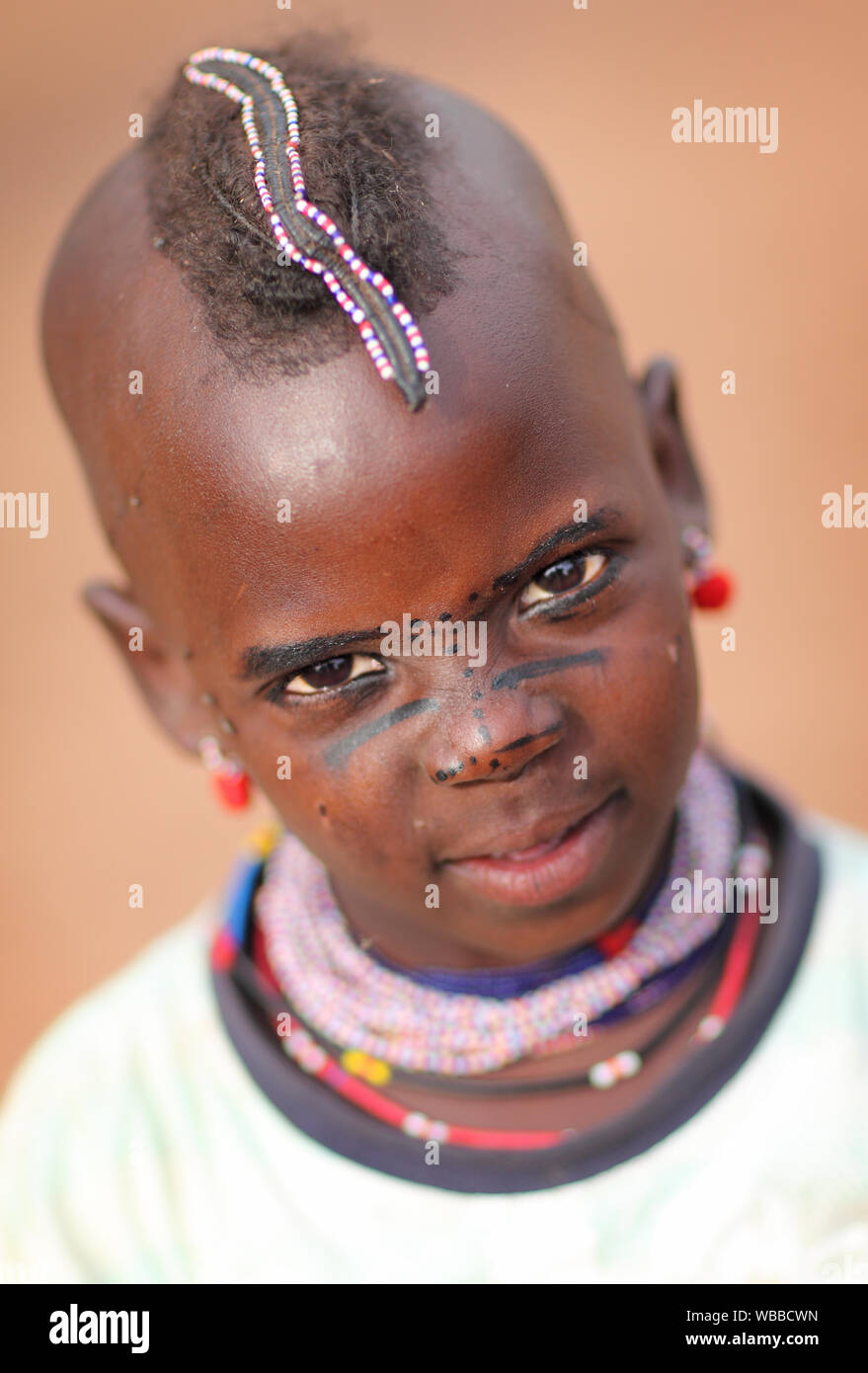 Wunderschönes Fulani-Mädchen mit Gesichtstätowierung in der Nähe von Cove, Benin Stockfoto