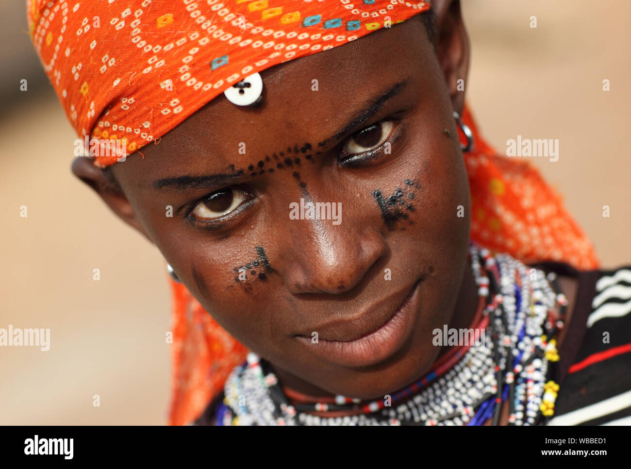 Wunderschöne Fulani-Frau mit Tattoo in der Nähe von Cove, Benin Stockfoto