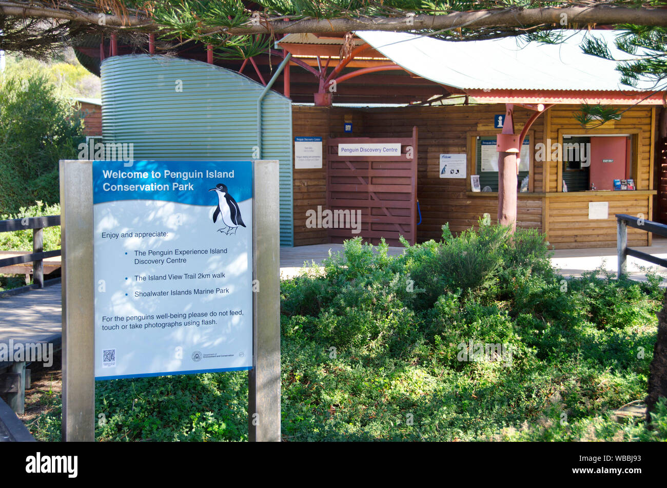 Penguin Island Discovery Center, eine Bildungseinrichtung, und Heiligtum für gerettete Pinguine. Shoalwater Islands Marine Park, Western Australien, Austr Stockfoto