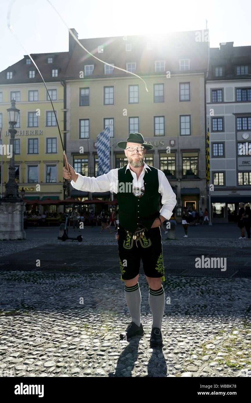 German man wearing traditional lederhosen -Fotos und -Bildmaterial in hoher  Auflösung – Alamy