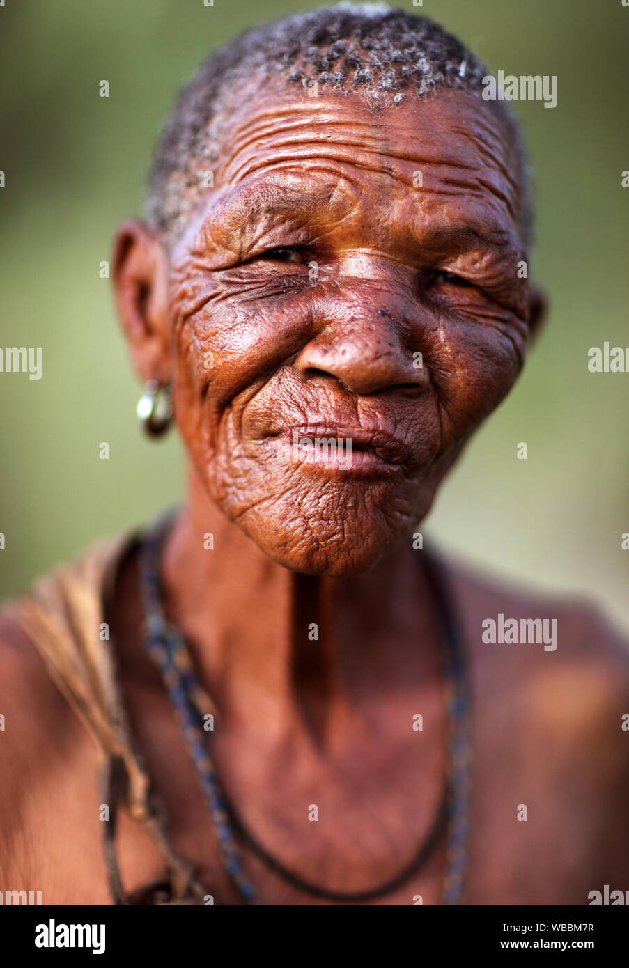 Tribal Frau Stamm der Buschmänner in der Kalahari Wüste, Botswana Stockfoto