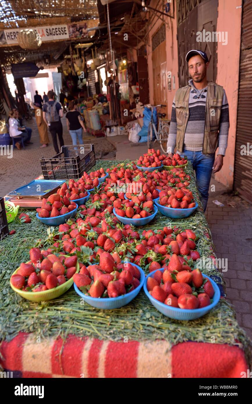 Erdbeere Straßenhändler in der Medina von Marrakesch, Marokko, North West Afrika. Stockfoto
