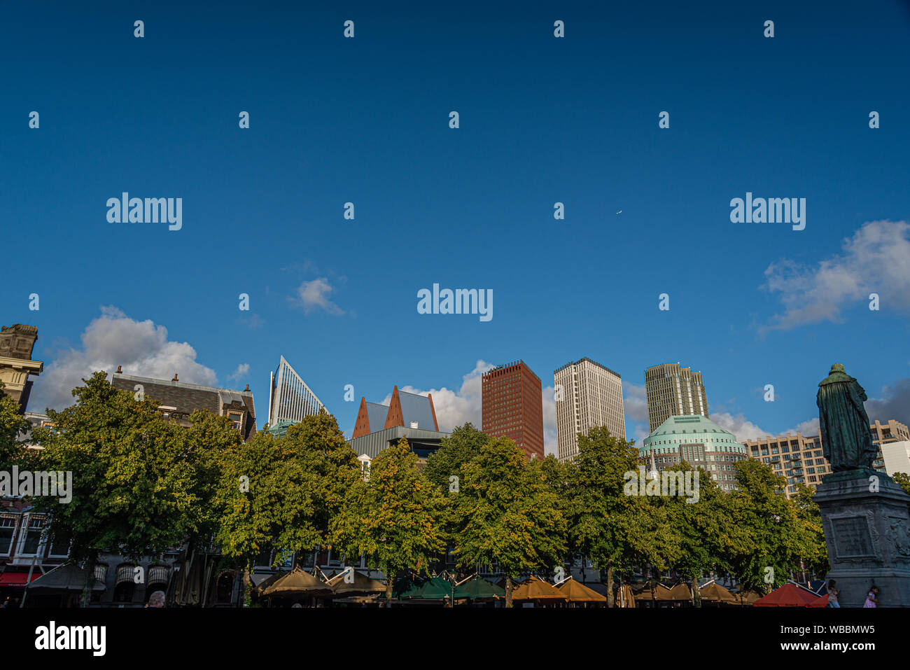 Holland, Den Haag, August 2019, Skyline, Plein, blauer Himmel, Sommer, Statue, Niederlande, helle, Himmel, Stockfoto