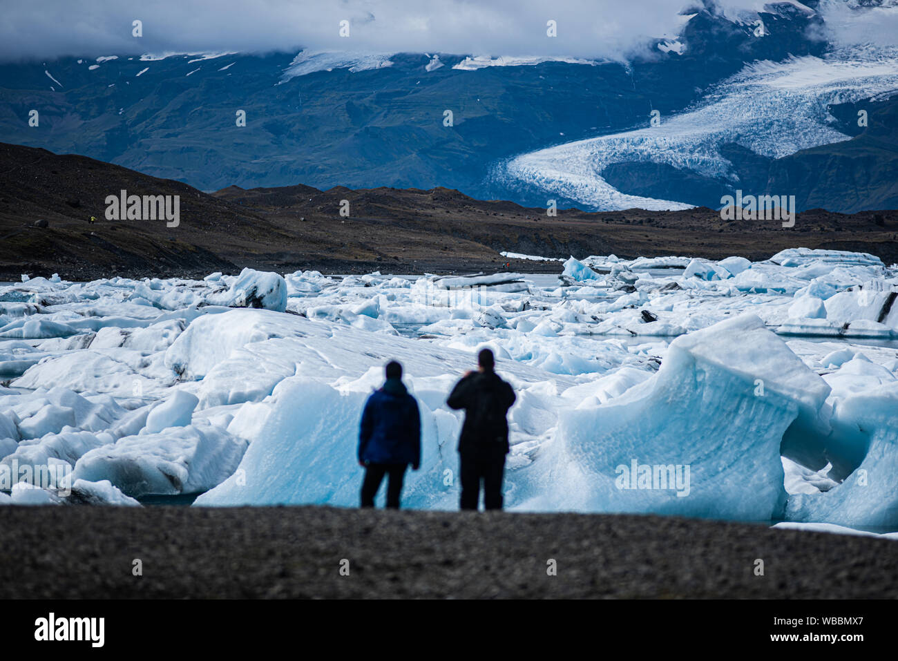 Touristen, die in der jökulsárlón See Islands Stockfoto