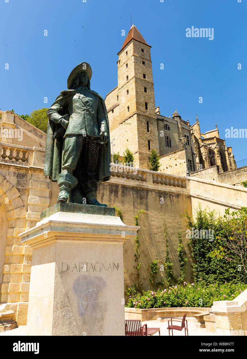 Blick auf die Statue von dArtagnan in seinem musketier gekleidet auf den Hintergrund des ehemaligen Gefängnisses alten Turm Armagnac, Albi, Frankreich Stockfoto