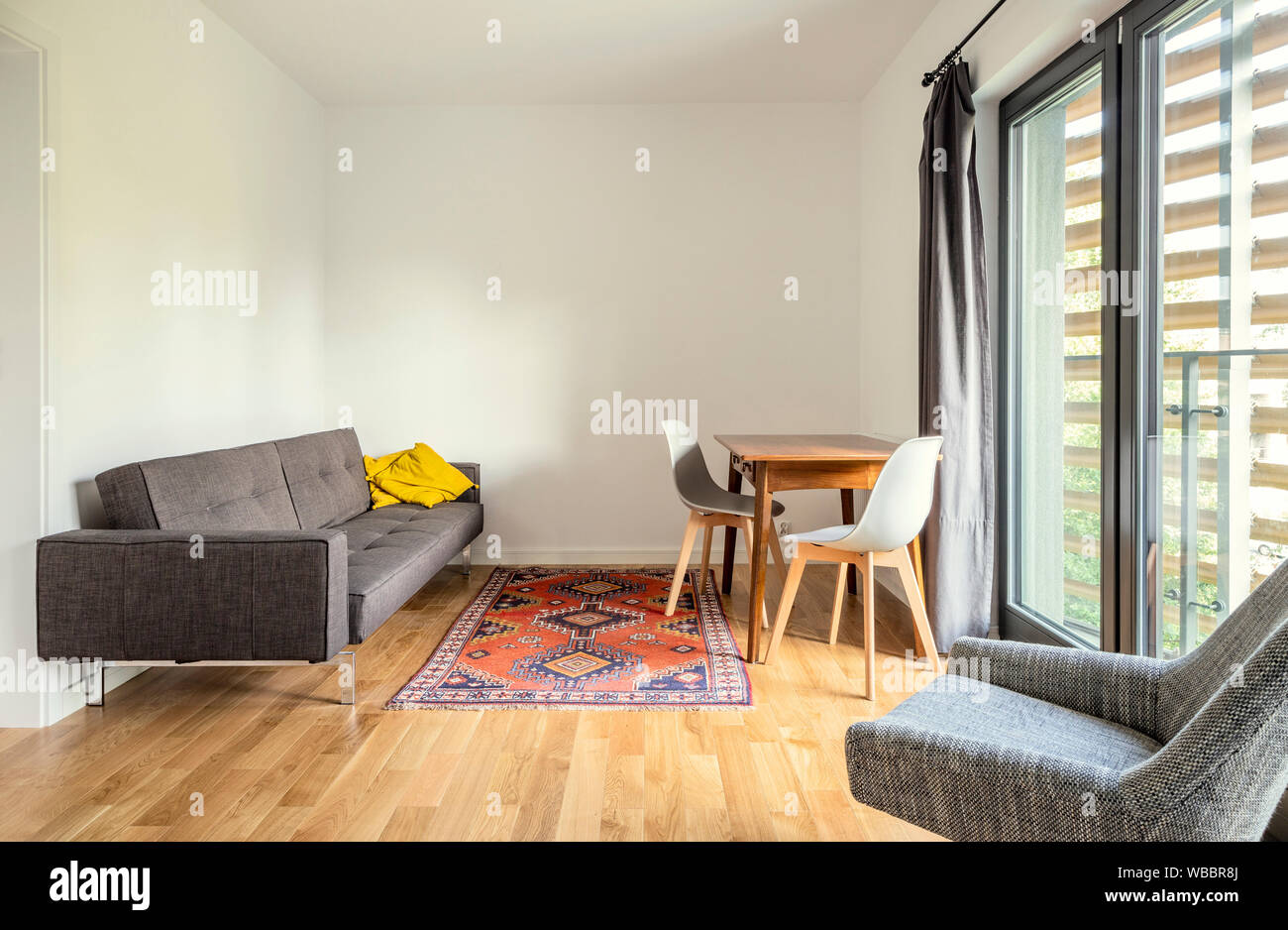 Modernes Interieur. Wohnzimmer mit einer kleinen Wohnung Stockfoto