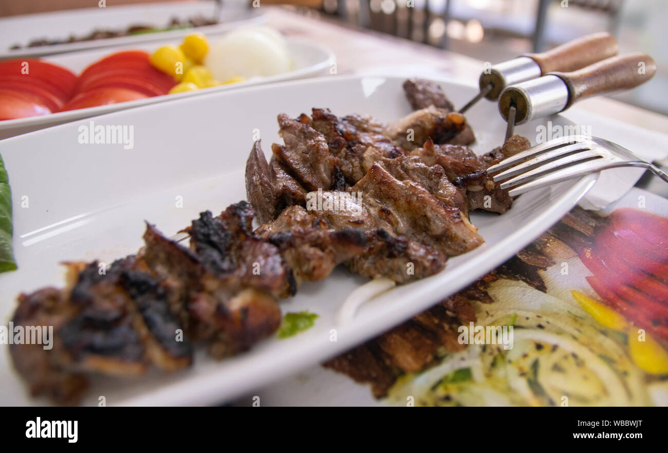 Rindfleisch Döner auf dem Metall Spieß Stockfoto