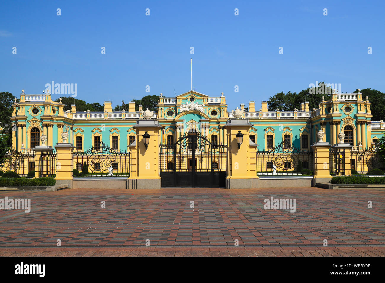 Platz in der ukrainischen Stadt Kiew mit dem Mariinsky Palast. Die Residenz für Zeremonien des Präsidenten der Ukraine in Kiew. Stockfoto