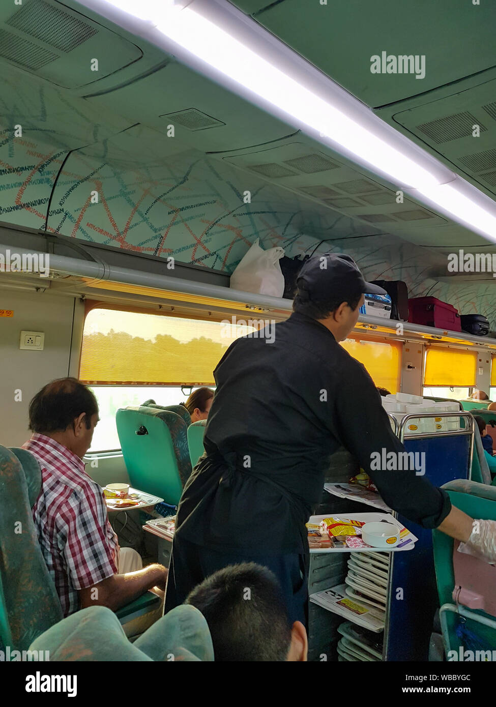 Agra, Indien - 13. August 2019: Food Service von Indian Railways auf Shatabdi Express Zug Stockfoto