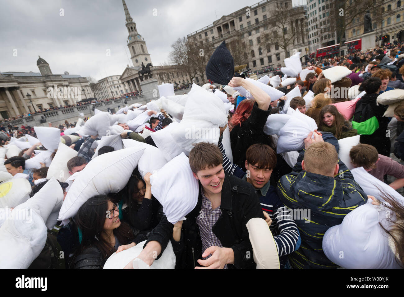 Die Leute, die zum Teil International Pillow Fight Day, Trafalgar Square, London, Großbritannien. Kissenschlachten geschieht in verschiedenen Ort rund um den Stockfoto