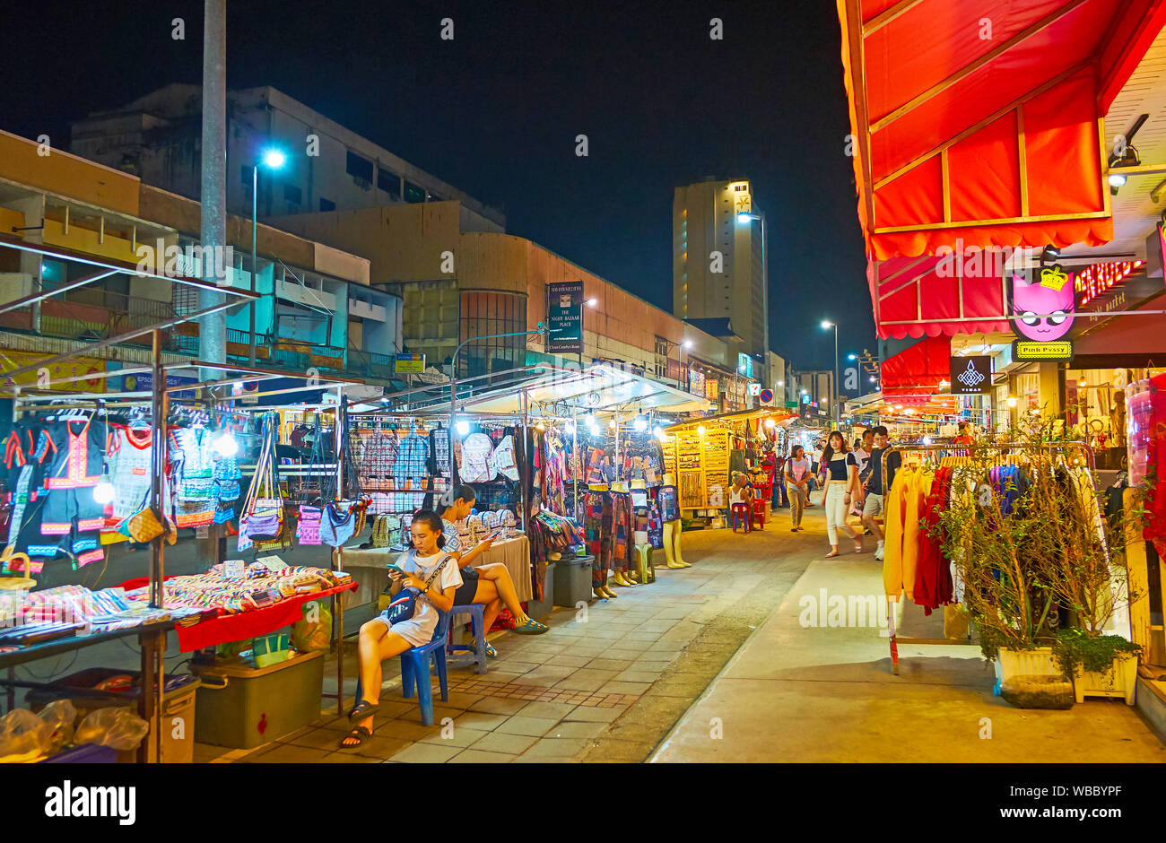 CHIANG MAI, THAILAND - Mai 2, 2019: Die schmale Gasse, gesäumt von Geschäften und Ständen der Nachtmarkt, erstreckt sich entlang Chiangklan Straße, am 2. Mai in Chian Stockfoto