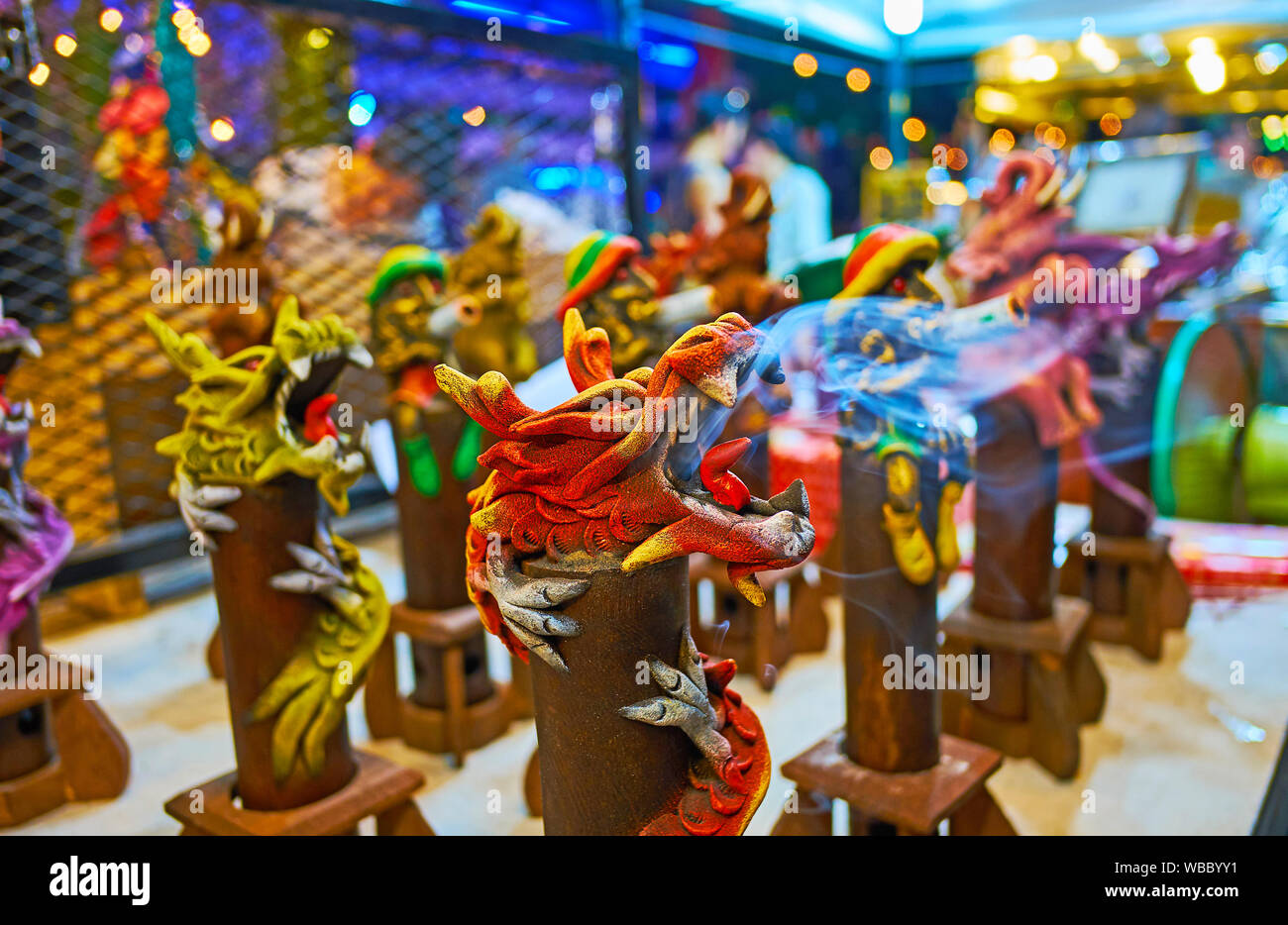 Den rauchenden Weihrauch Pfannen auf dem Zähler, der in der Nacht Markt in der Form von Tieren, Vögeln und mythischen Kreaturen Stall, Chiang Mai, Thailand Stockfoto