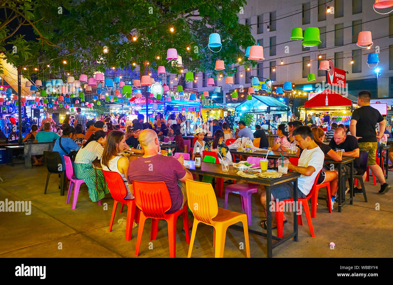 CHIANG MAI, THAILAND - 2. Mai 2019: Die überfüllten open air food court Plön Ruedee Night Market, von kleinen Cafés und Imbissstände umgeben, auf Stockfoto
