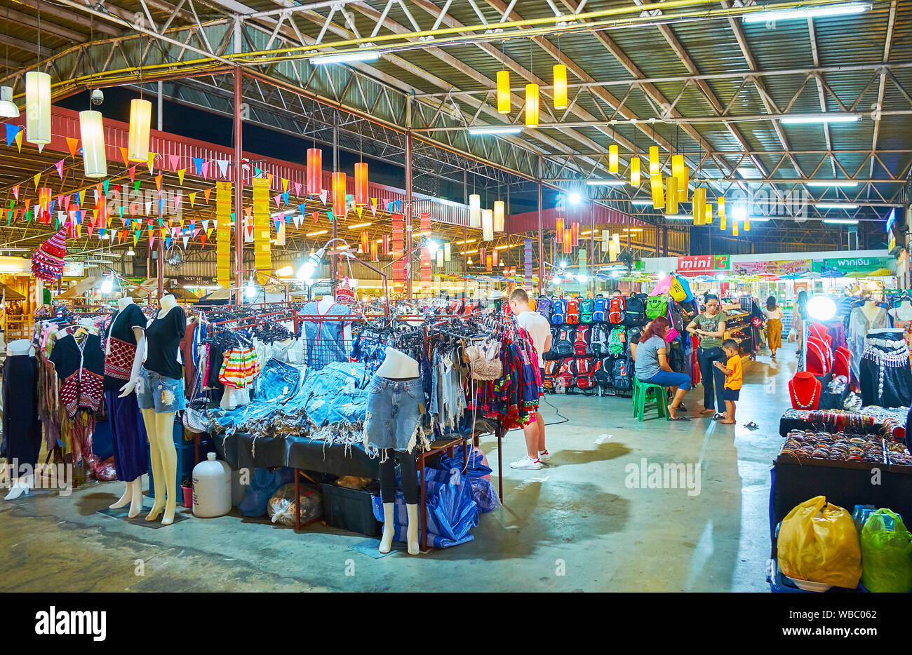 CHIANG MAI, THAILAND - 2. Mai 2019: Ei Nacht Markt ist schöner Ort zu besuchen, einige lokale Waren, Kunsthandwerk, Souvenirs, billige Kleidung oder acce wählen Stockfoto