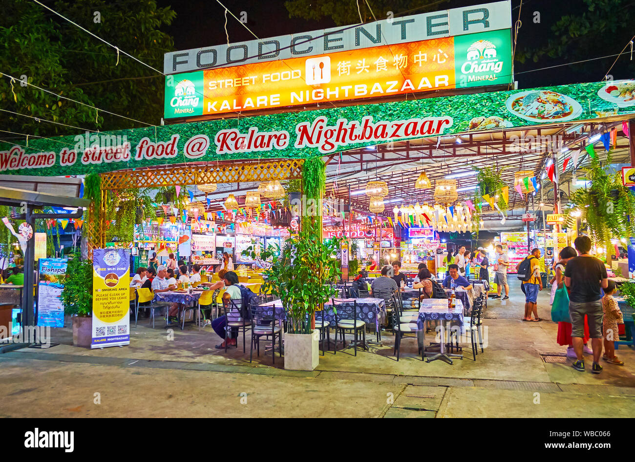 CHIANG MAI, THAILAND - 2. Mai 2019: Die überdachte Essen Zone der Ei Nacht Markt mit Cafés und Tabellen in überdachten Pavillon, dekoriert mit Lanna lante Stockfoto
