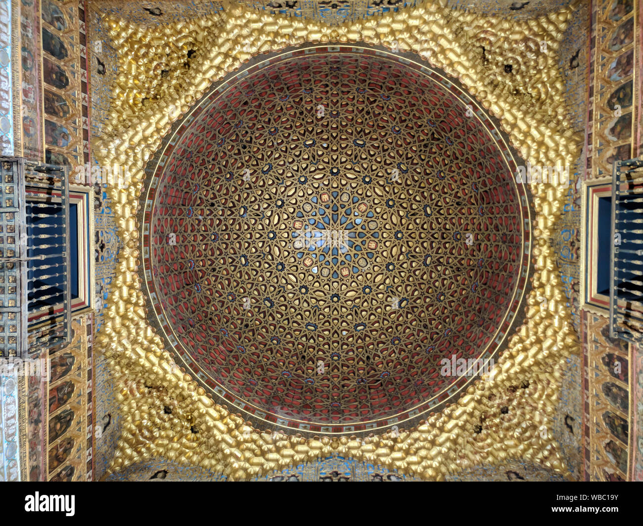Gold Decke der Botschafter Halle im Inneren des Real Alcazar, Sevilla in Spanien. Stockfoto