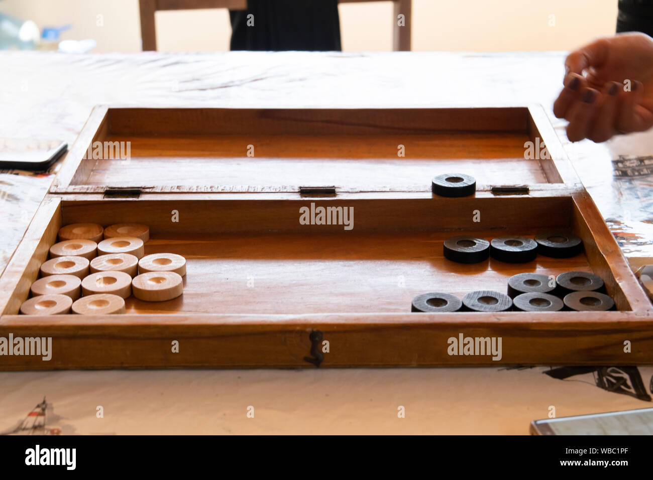 Backgammon auf einem Holztisch mit Würfel. Stockfoto