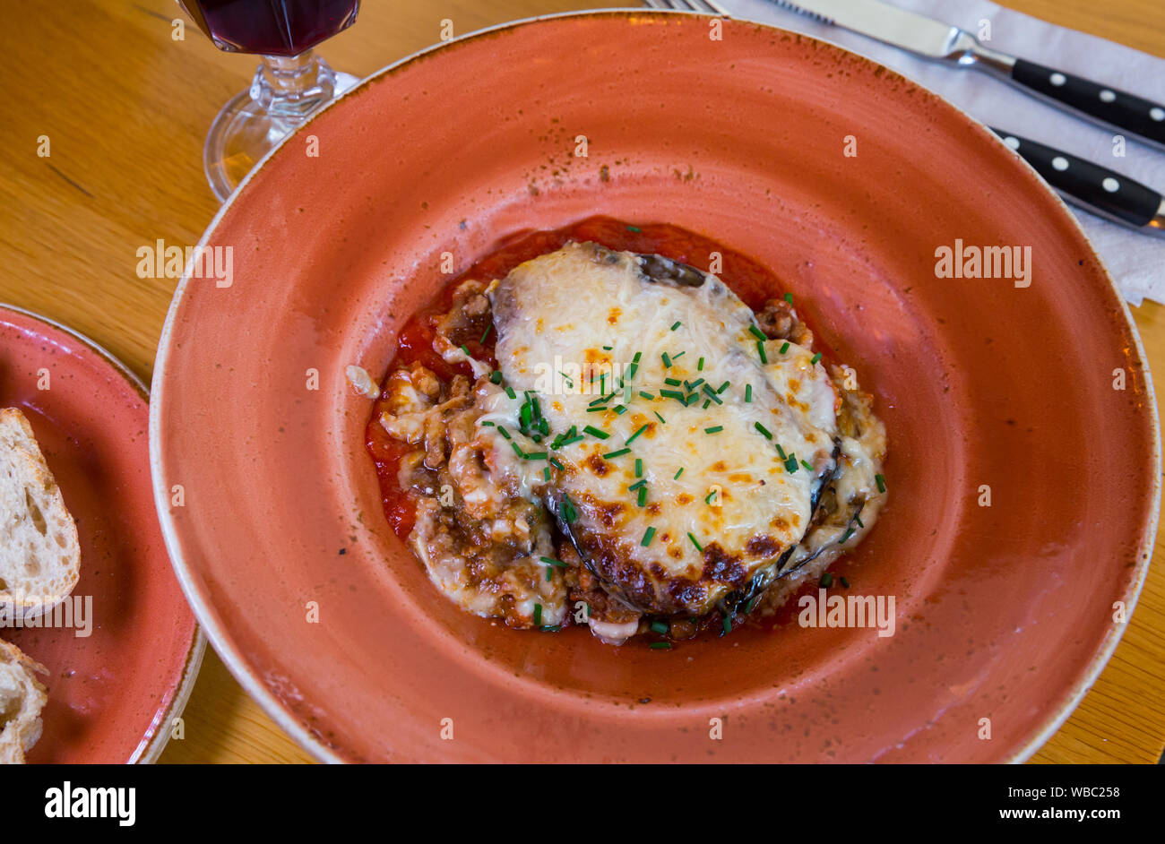 Aubergine lecker backen mit Fleisch und Käse, moussaka Stockfoto
