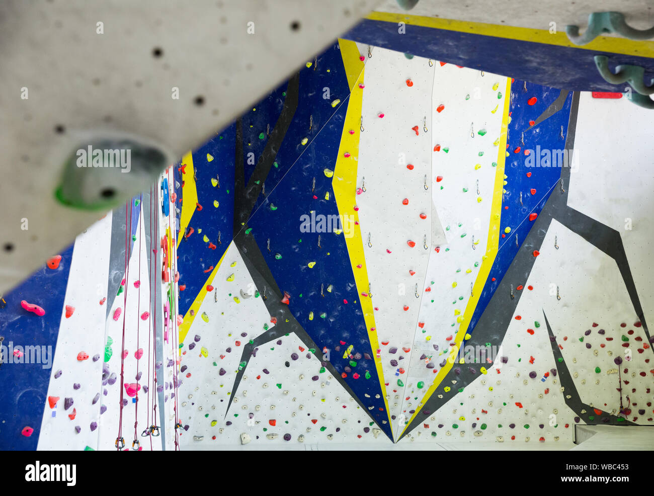 Ansicht der inneren Leere moderne Kletterhalle für Bergsteiger Ausbildung Stockfoto