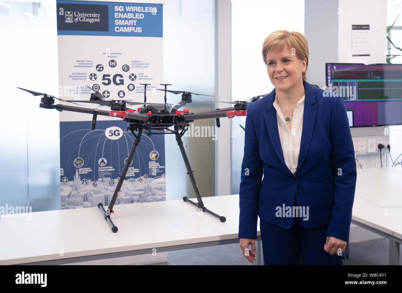 Erster Minister von Schottland Nicola Sturgeon bei einem Besuch in der Schule der Technik an der Universität von Glasgow, wo die schottische Regierung ein neues 5G-Plan vorgestellt. Stockfoto