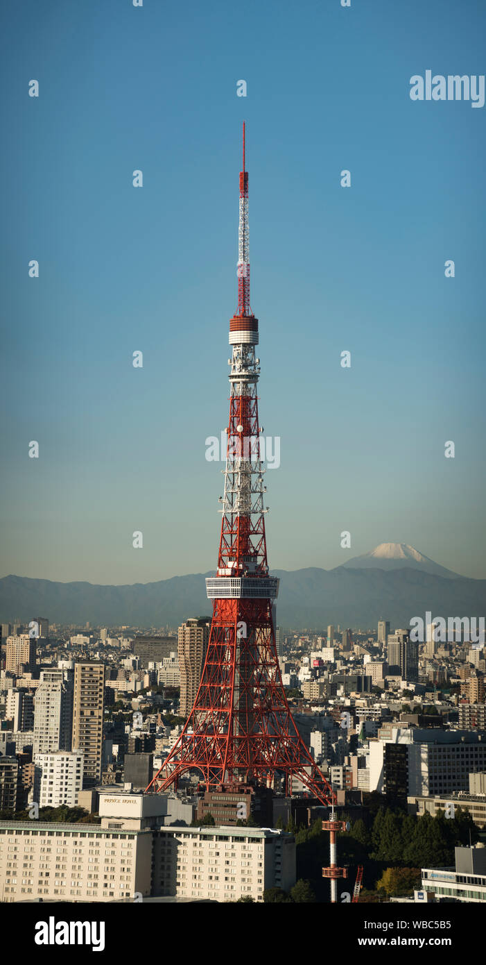 Tokyo Tower an einem klaren Morgen mit Mount Fuji im Hintergrund, Tokio, Japan. Stockfoto