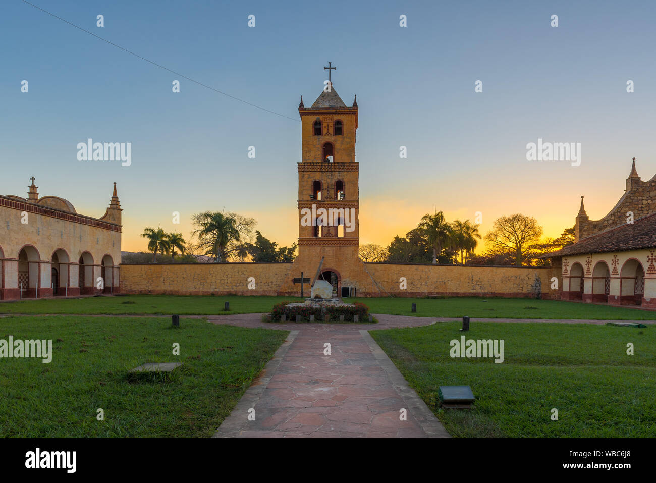 Jesuitenmission Kirche bei Sonnenuntergang, San Jose de Chiquitos, Bolivien Stockfoto