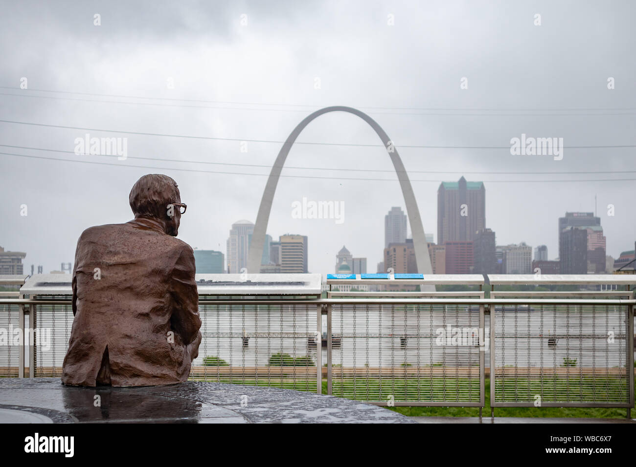 Saint Louis Missouri, USA von Amerika, 12. Mai 2019. Statue von Malcolm Martin Rückansicht, Stadtbild und bewölkter Himmel im Frühling Stockfoto