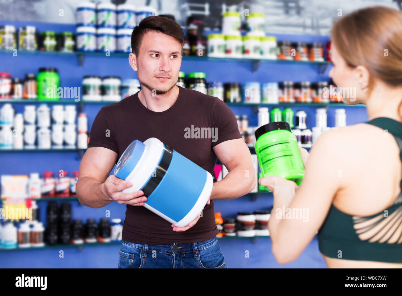 Junge körperlich fit Personen, die Sport Ernährung Produkte im Fachgeschäft Stockfoto