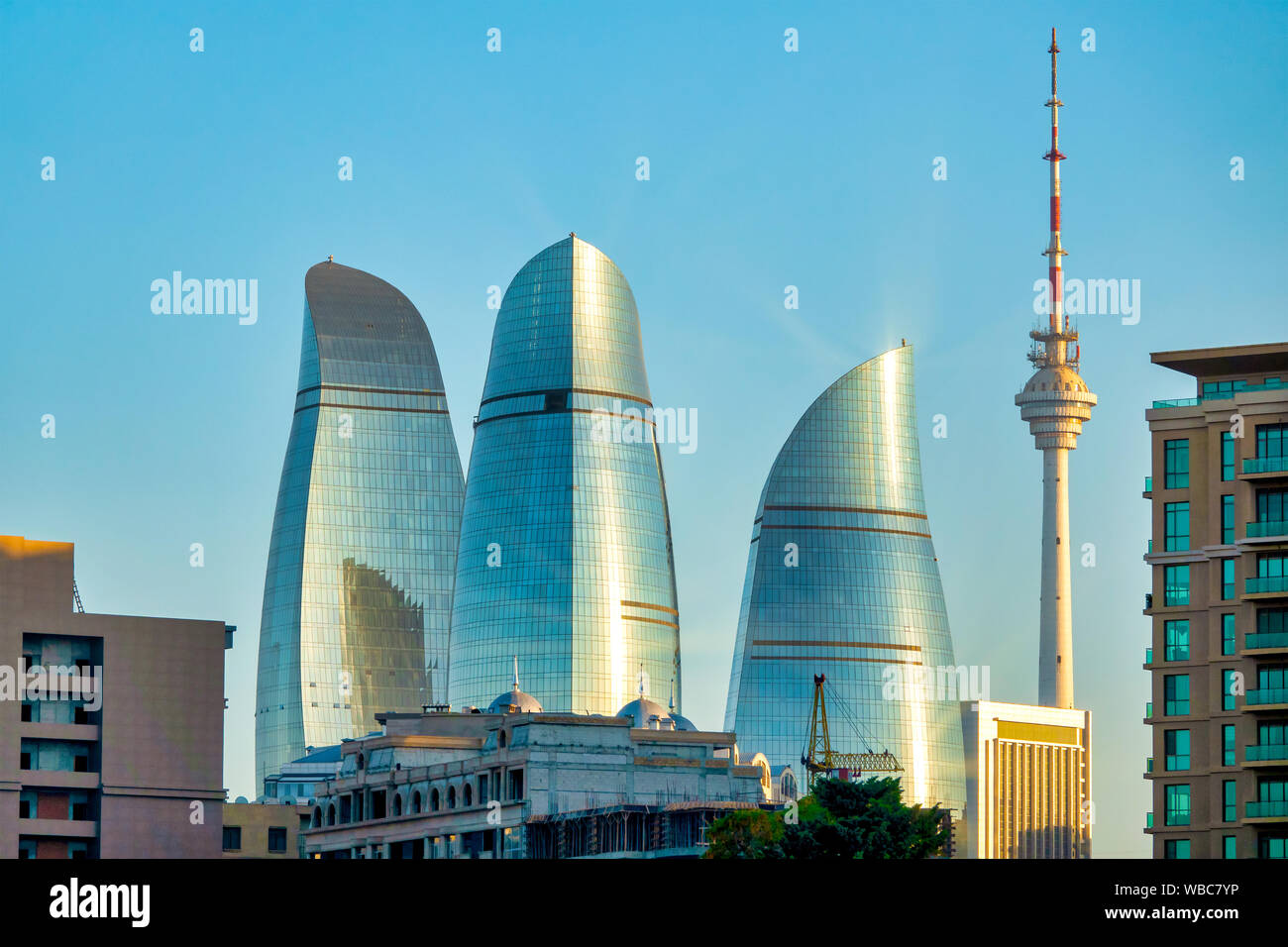 Flamme Türme und Fernsehturm, Baku, Aserbaidschan Stockfoto