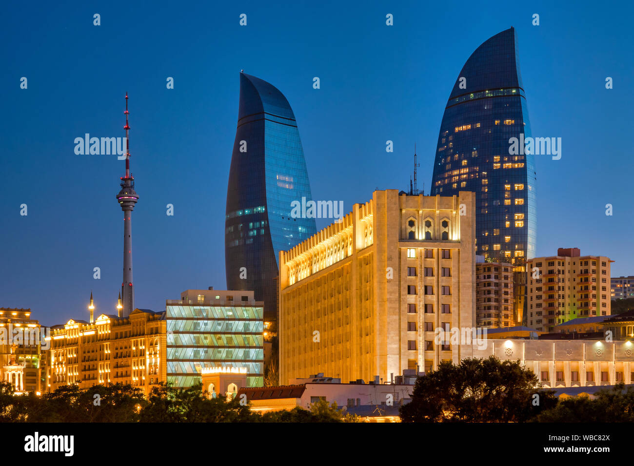 Flamme Türme und Fernsehturm, Baku, Aserbaidschan Stockfoto