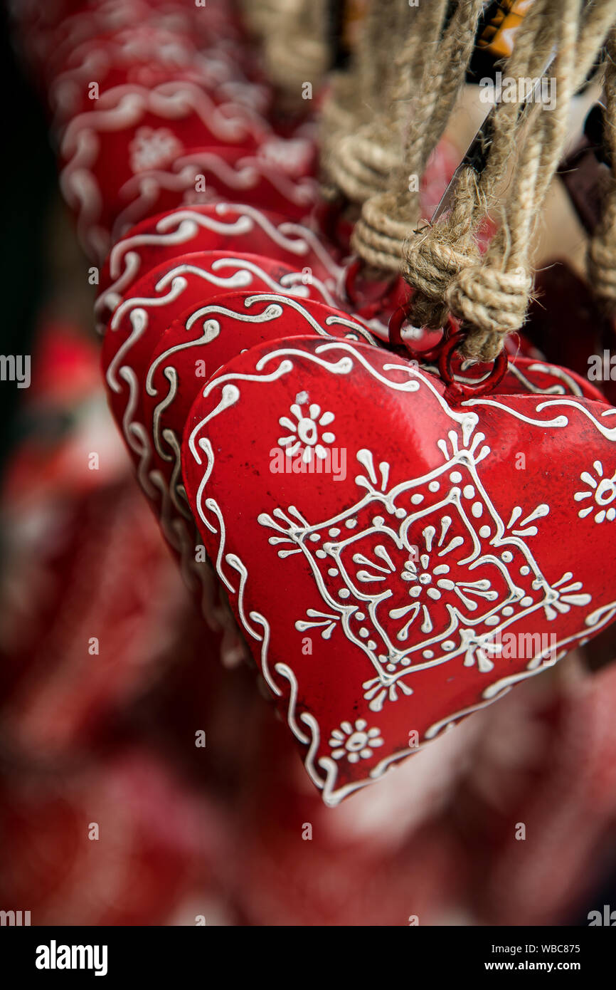 Deko Herzen aus Stahlblech hängen für auf einer Europäischen Weihnachtsmarkt Stockfoto