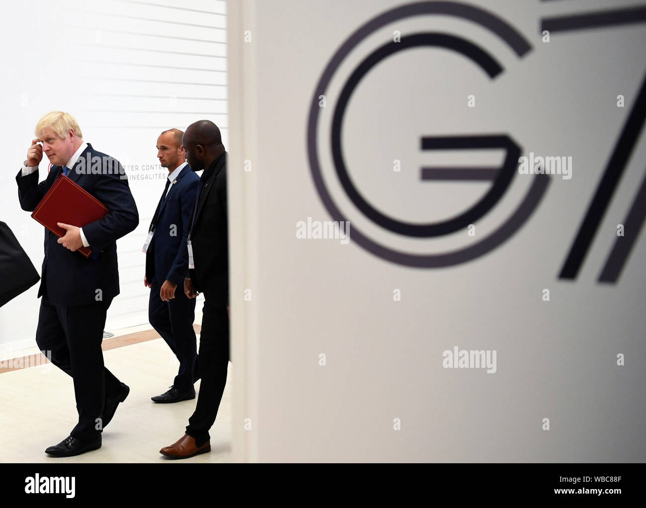 Premierminister Boris Johnson Spaziergänge durch das Hotel Bellevue während der G7-Gipfel in Biarritz, Frankreich. Stockfoto