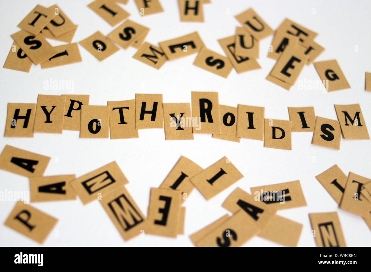 Wort HYPOTHYREOSE, auf einem Tisch geschrieben Stockfoto