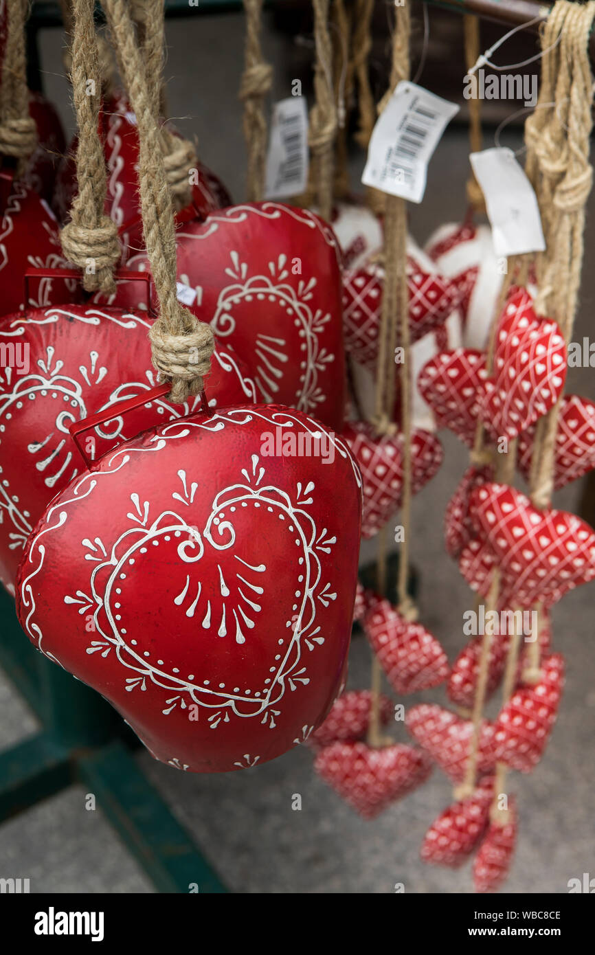 Deko Herzen aus Stahlblech hängen für auf einer Europäischen Weihnachtsmarkt Stockfoto