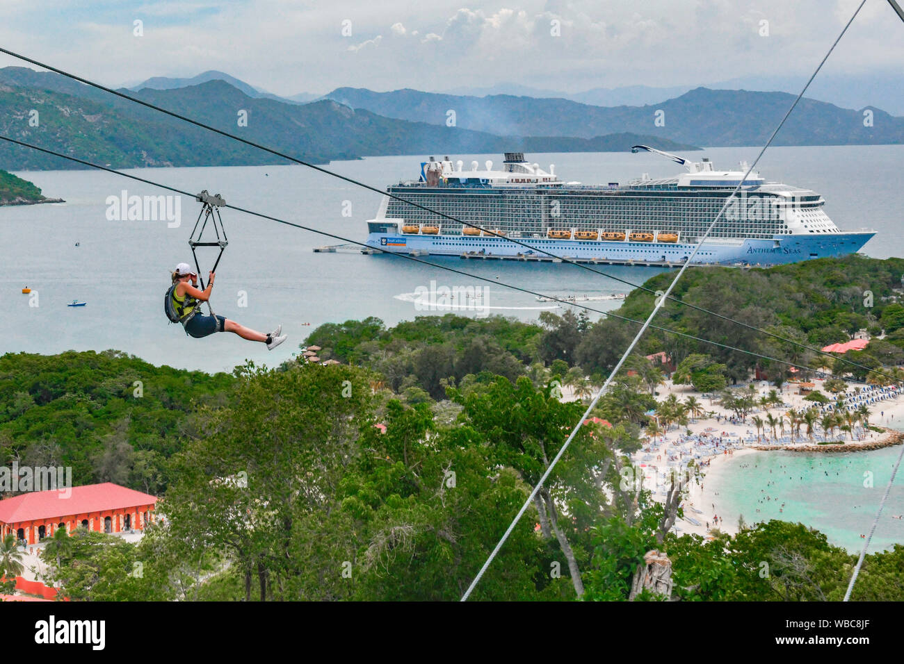 Karibik Kreuzfahrten - Royal Caribbean Hymne der Meere in den Hafen in Labadee Haiti - Cruise Ship Port-Kreuzfahrtschiff Urlaub - Kreuzfahrt Schiff Ferienhäuser Stockfoto