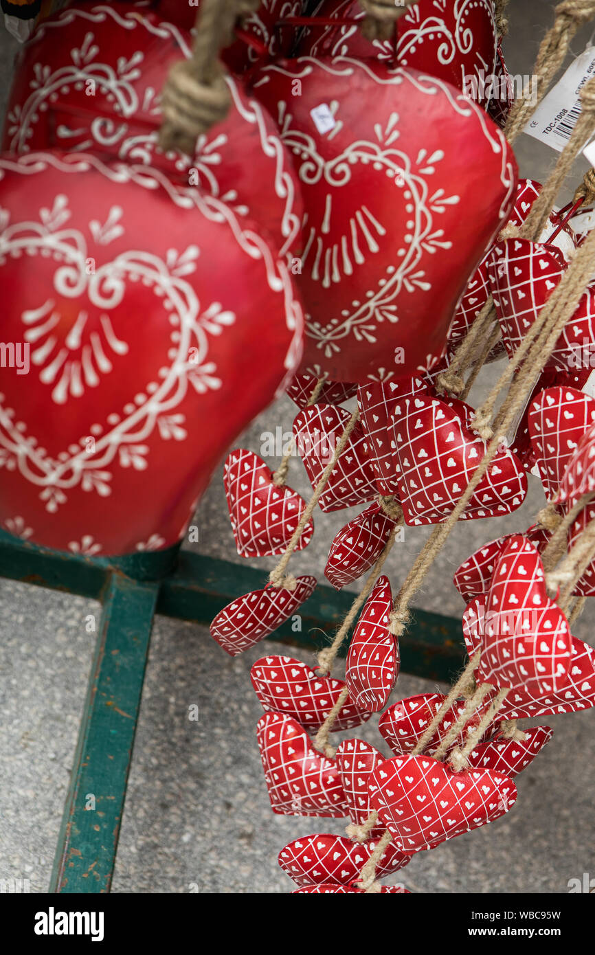 Deko Herzen aus Stahlblech hängen für auf einer Europäischen Weihnachtsmarkt Stockfoto