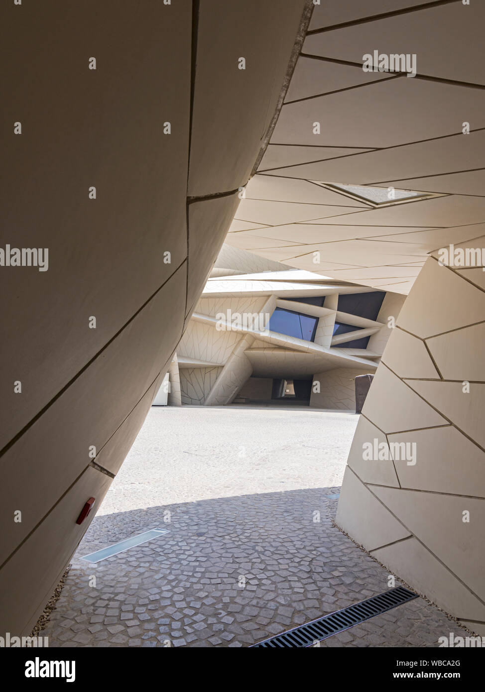Einer der schattigen Eingänge in das Desert Rose architektonische Wahrzeichen der nationalen Museum von Katar, Doha, Qatar inspiriert Stockfoto