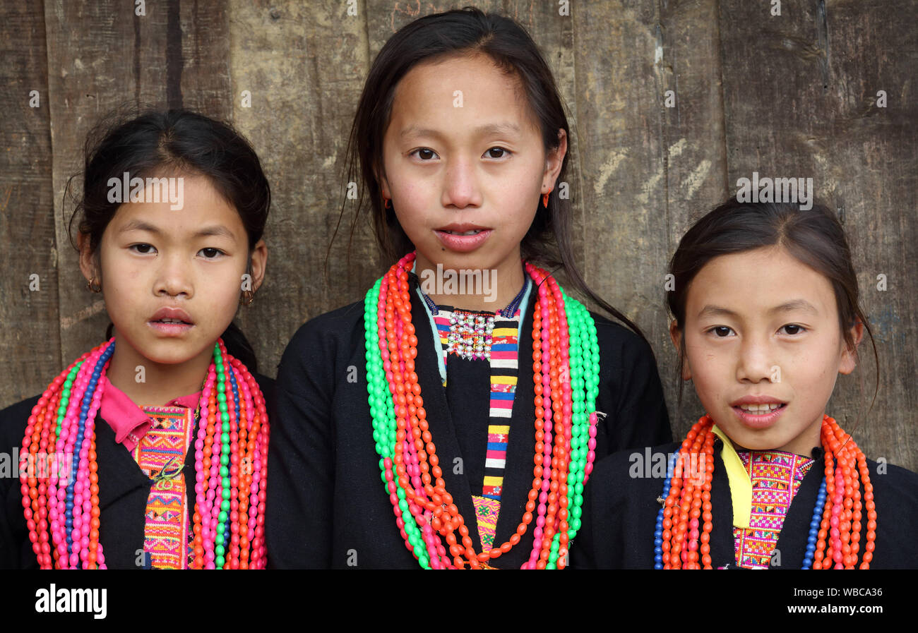 Akha Mädchen im Neuen Jahr Zeremonie in der Nähe von Phongsaly, Laos. Die ethnische Minderheit der Akha haben noch unter dem Vorbehalt der Menschenrechtsverletzungen in Laos. Stockfoto