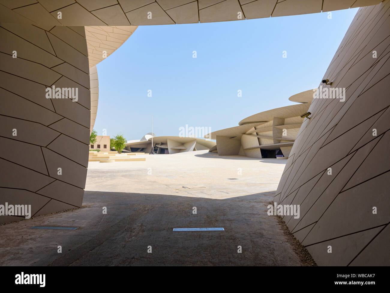 Gerahmte Blick auf den Innenhof des Desert Rose architektonische Wahrzeichen der nationalen Museum von Katar, Doha, Qatar inspiriert Stockfoto