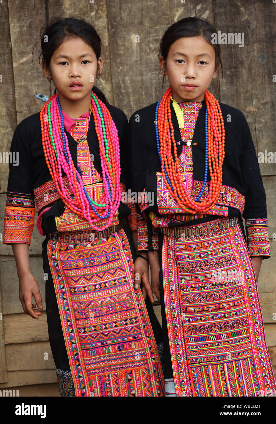 Akha Mädchen im Neuen Jahr Zeremonie in der Nähe von Phongsaly, Laos. Die ethnische Minderheit der Akha haben noch unter dem Vorbehalt der Menschenrechtsverletzungen in Laos. Stockfoto