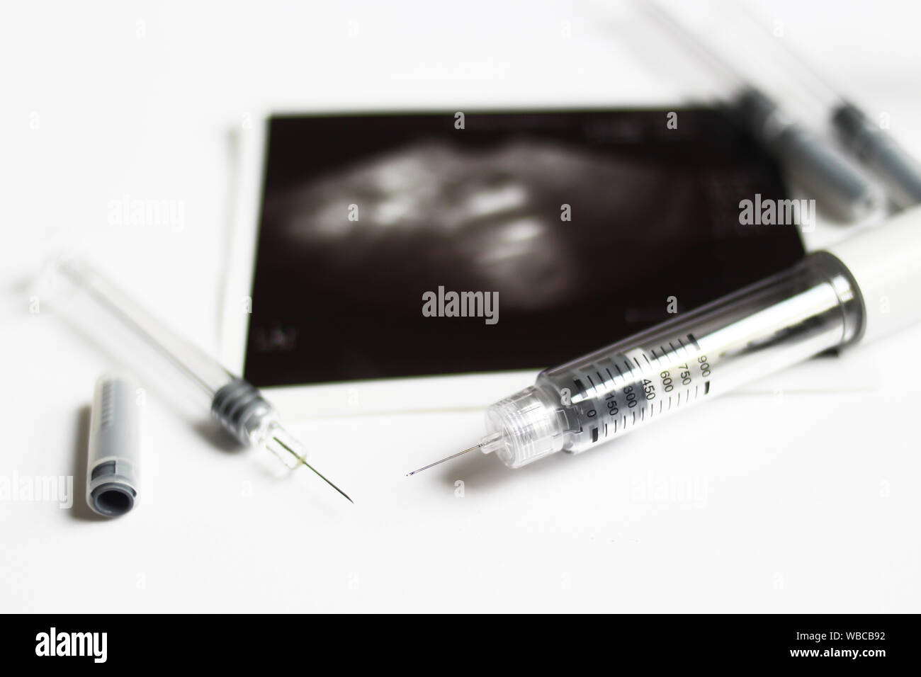Injektionsstift für in-vitro-Fertilisation. IVF-Medikamente, Spritzen, Nadeln und Pillen. IVF mit Spritzen geschrieben Stockfoto