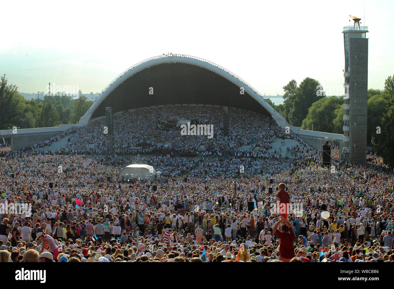 Festival Gelände voller Menschen hören auf nationalen Song Festival' Tallinna Laulupidu Estonian Stockfoto