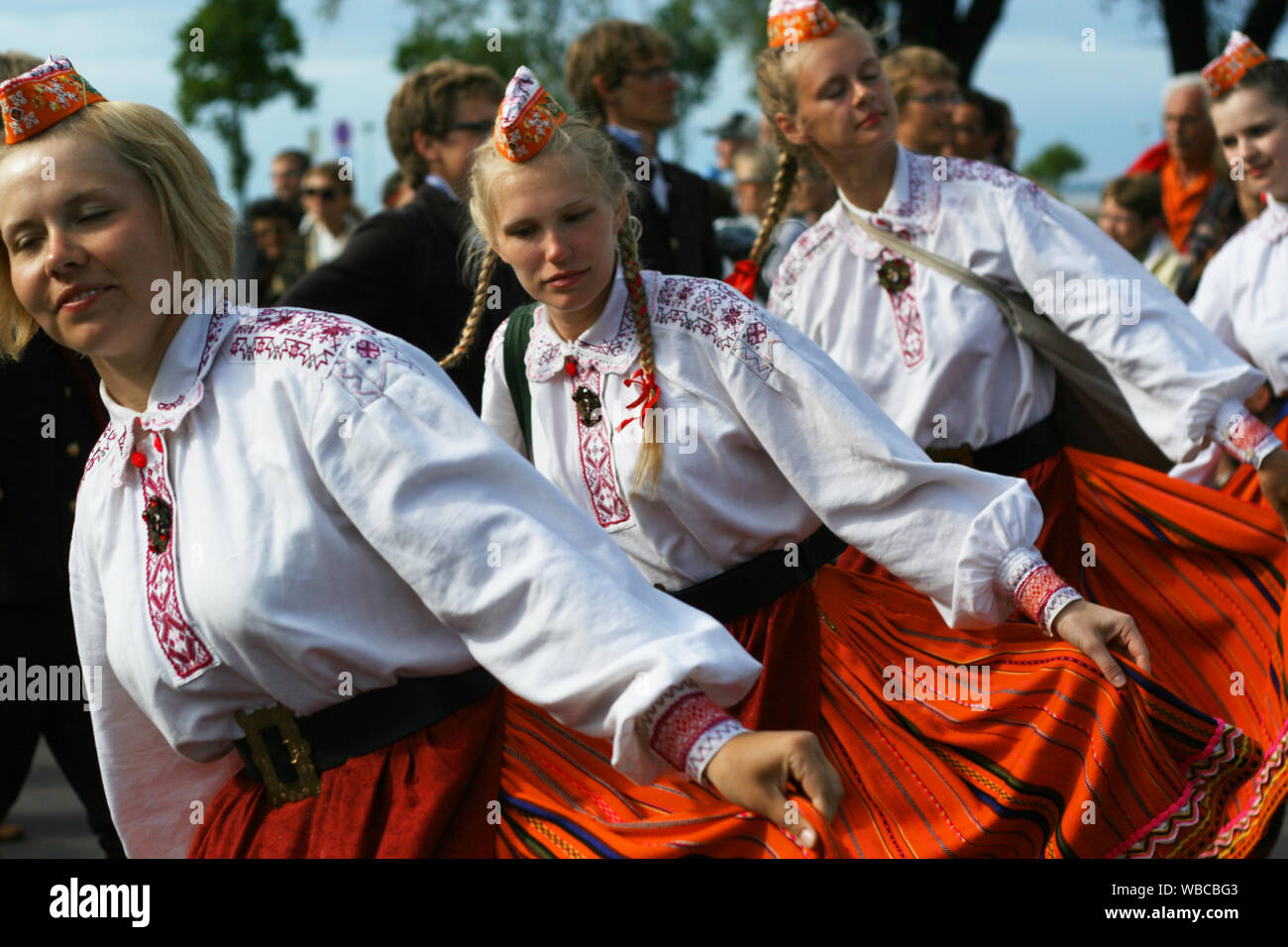 Tallinn Estland 7 04 2009 Die Jungen Frauen Die In Der Estnischen Traditionelle Kleidung Tanzen An Der Street Parade Fur Volkstanz Und Volkslied Festival Stockfotografie Alamy