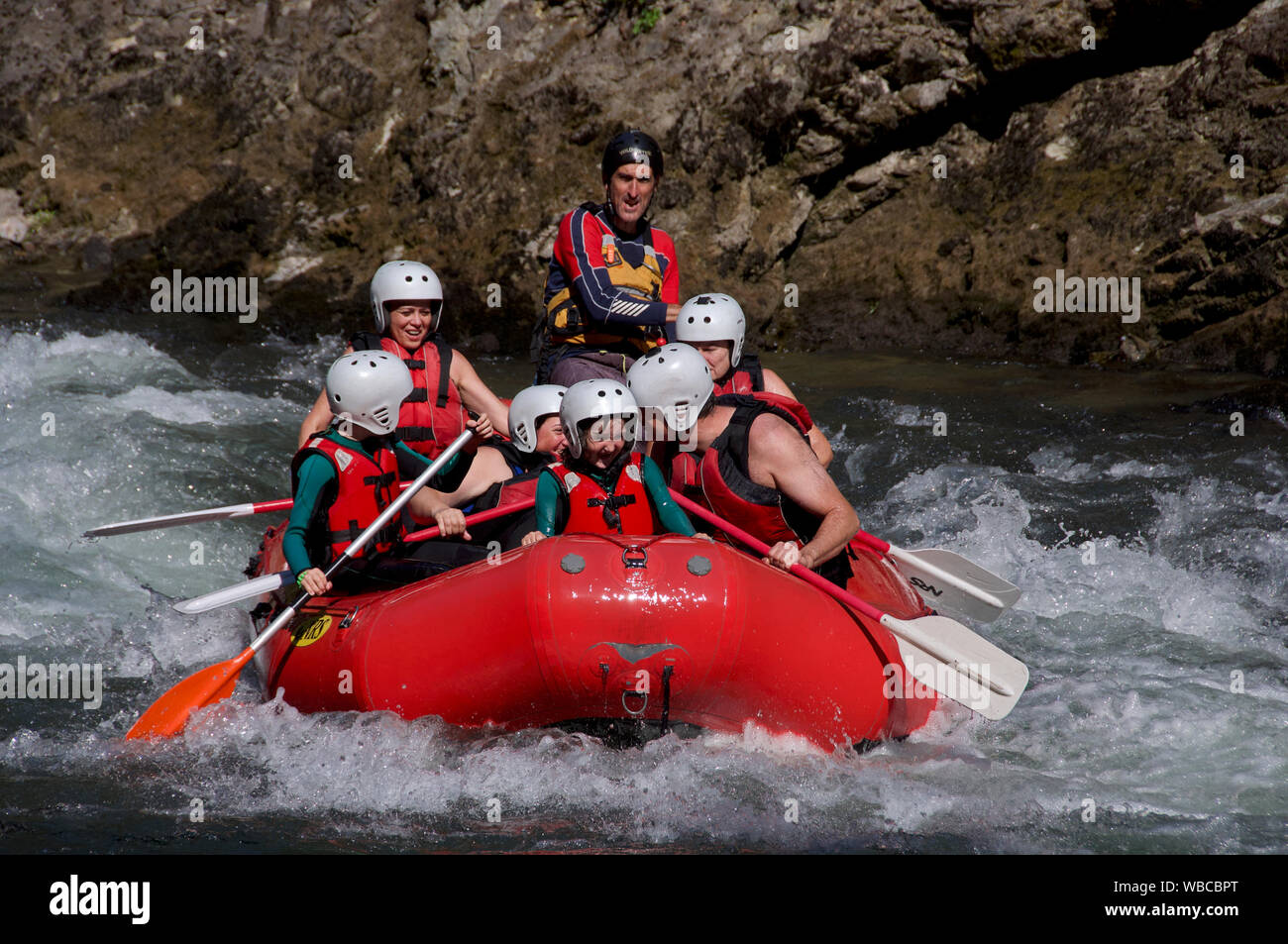 Touristen versuchen, White Water Rafting auf dem Noguera Pallaresa Stockfoto