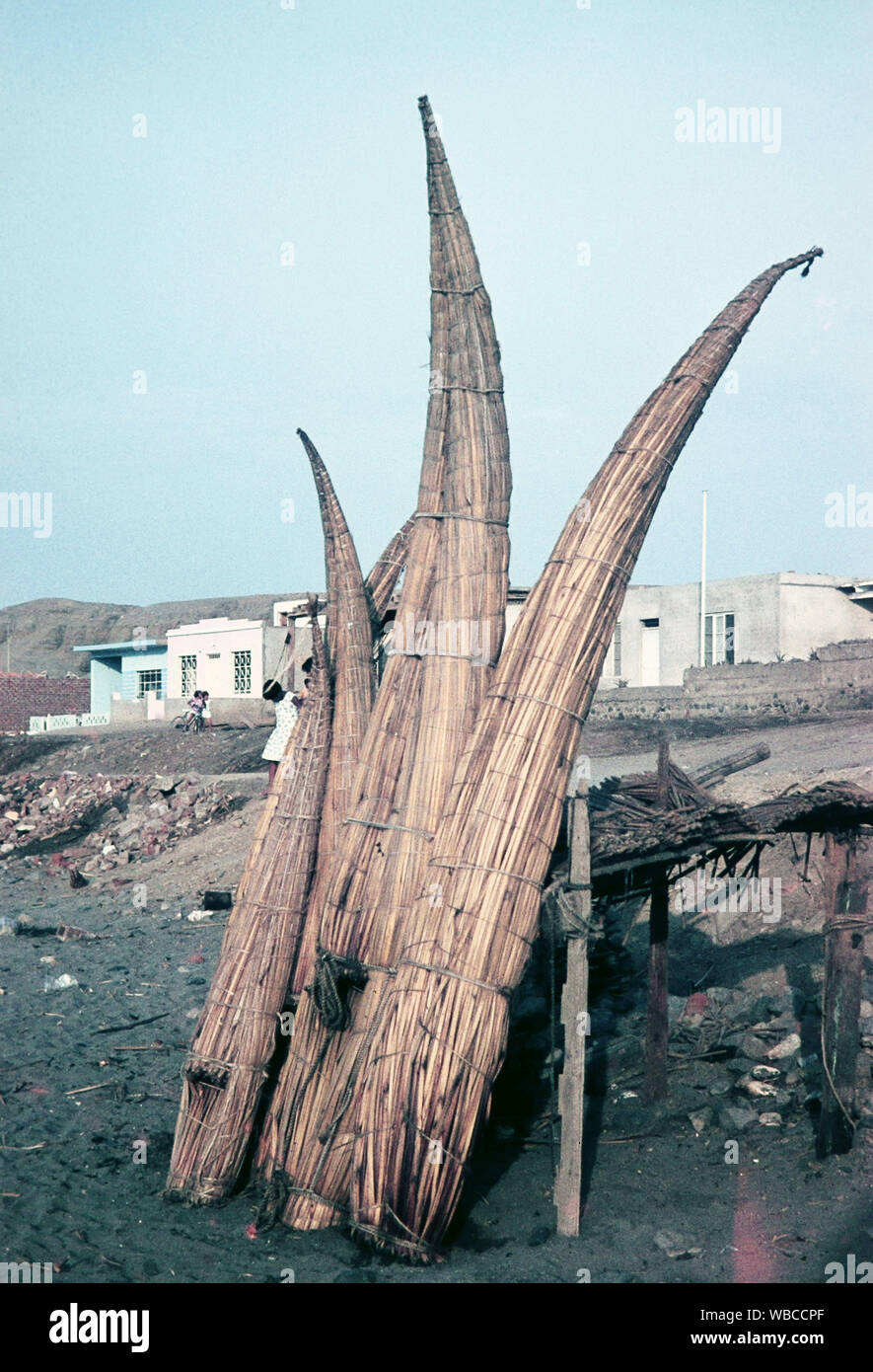 Boote aus Stroh an der Pazifikküste von Trujillo, Peru 1960er Jahre. Stroh Boote an der Pazifikküste von Trujillo, Peru 1960. Stockfoto