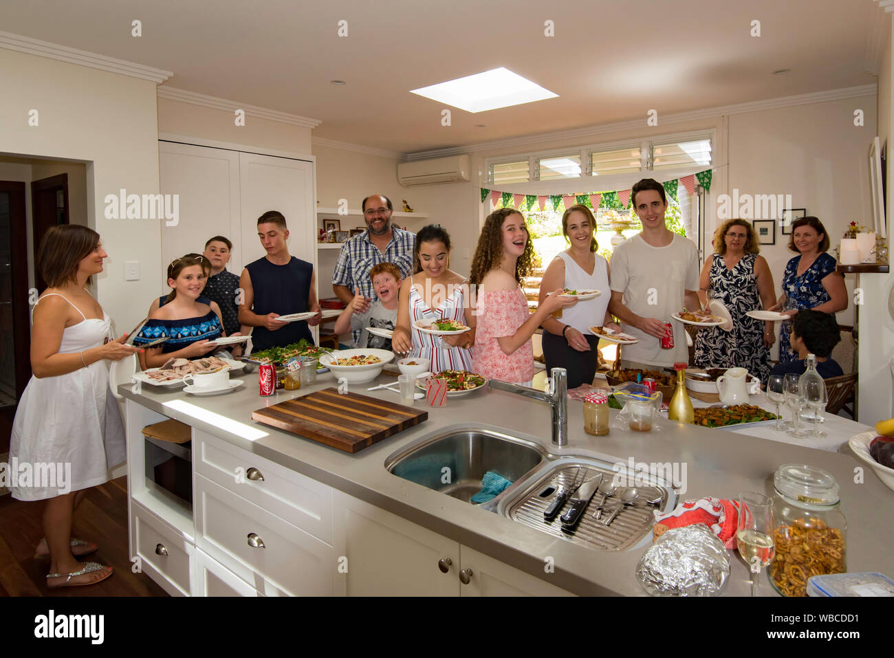 Weihnachten in Australien, eine erweiterte Familie bietet sich ein traditionelles australisches Weihnachtsessen von heißem Fleisch und Gemüse und kalte Salate Stockfoto