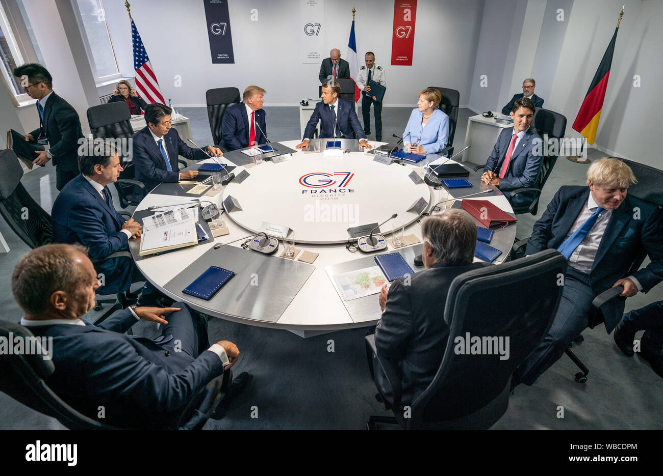 Biarritz, Frankreich. 26 Aug, 2019. Emmanuel Längestrich (M), Präsident von Frankreich, Bundeskanzlerin Angela Merkel (CDU, r - l), Justin Trudeau, Premierminister von Kanada, Boris Johnson, Premierminister von Großbritannien, Antonio Guterrez, Generalsekretär der Vereinten Nationen, Donald Tusk, der Präsident des Europäischen Rates, Giuseppe Conte, der italienische Ministerpräsident Shinzo Abe, Prime Minister der G7-Staats- und Regierungschefs von Japan und Donald Trump, Präsident der USA, Sitzen für Gespräche auf den letzten Tag des G7-Gipfels. Quelle: dpa Picture alliance/Alamy leben Nachrichten Stockfoto