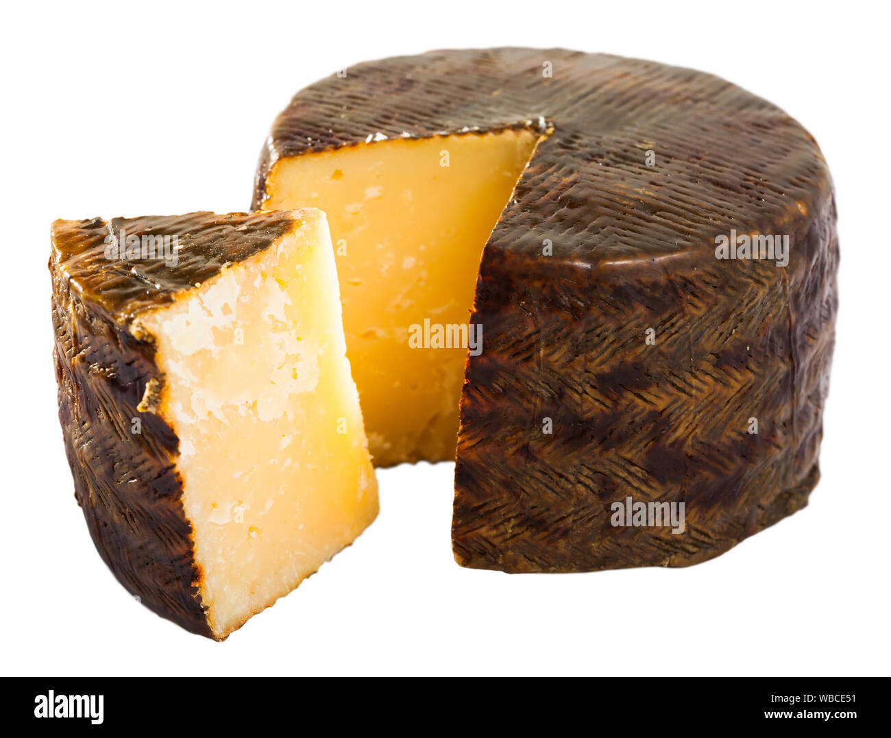 Spanisch Queso Manchego Käse aus Milch von Schafen mit Schnitt. Auf weissem Hintergrund Stockfoto