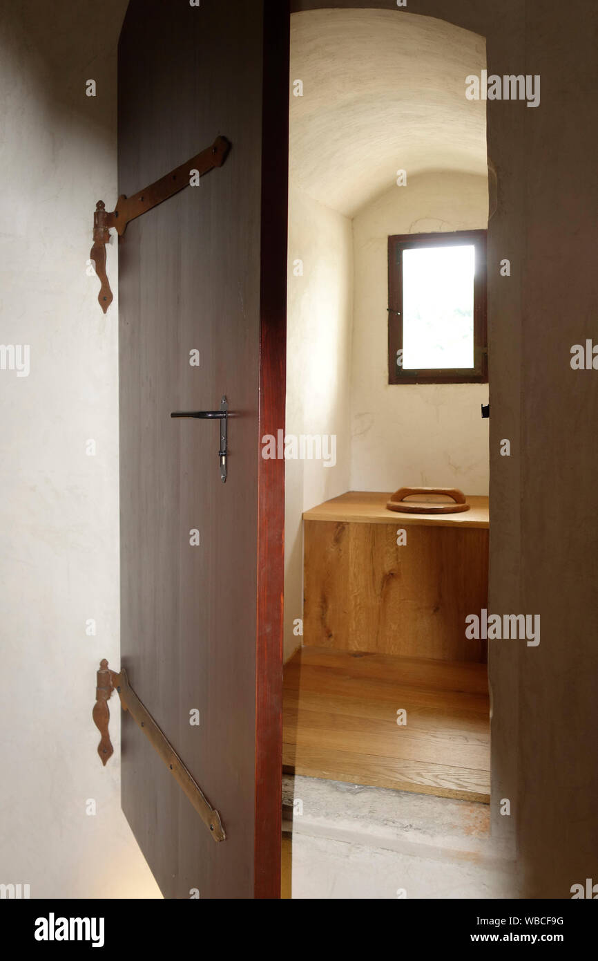 Innerhalb eines Paares von mittelalterlichen Toiletten mit Windows, geheimen Kammern, WC Sitz ist einer Holzbank gebildet, die der Bohrung in der Welle im Mauerwerk. Museu Stockfoto